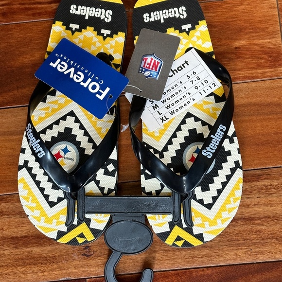 FOREVER COLLECTION NFL STEELERS FLIP FLOPS:NWT WOMEN'S SIZE SMALL (5-6) - Picture 3 of 13